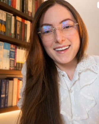 Ana Paula Araújo sorrindo em seu escritório